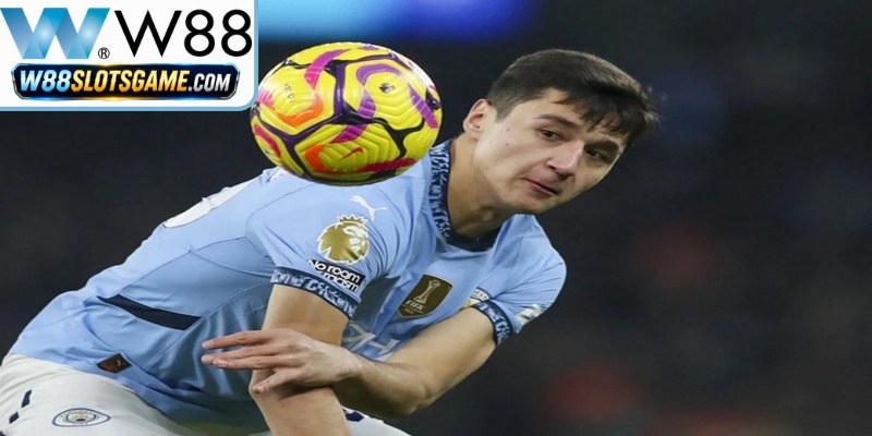 Abdukodir Khusanov va chạm mạnh khiến quay phim nhập viện